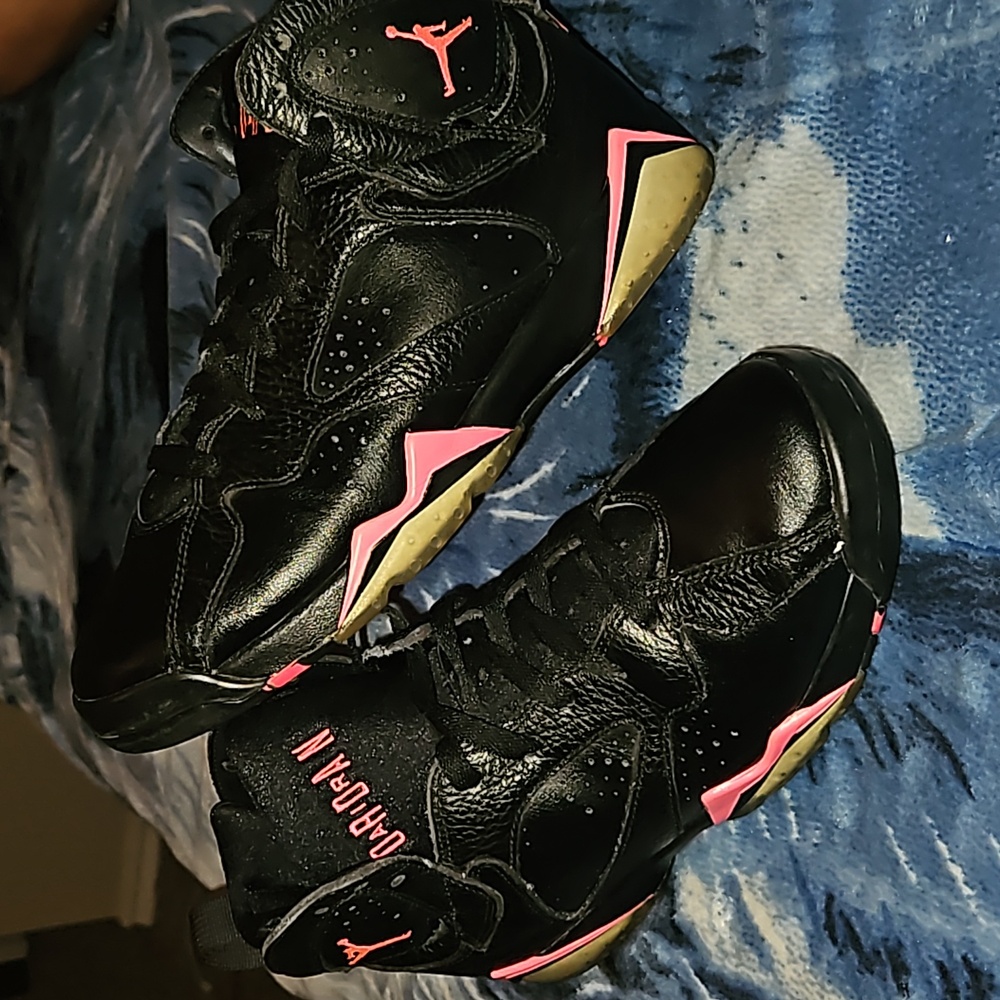 Jordan size 7 NB Black Hyper Pink men